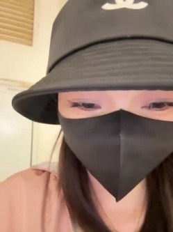 新一代高挑露出女神，【nainai2002】，在优衣库更衣间玩露出换衣后 截图12