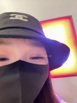 新一代高挑露出女神，【nainai2002】，在优衣库更衣间玩露出换衣后 截图13