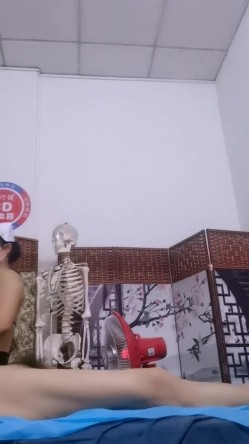 推油【盘医生】正宗少妇在店里偷拍客户全身精油推拿 跳弹 真实刺激，偷拍良家 截图16