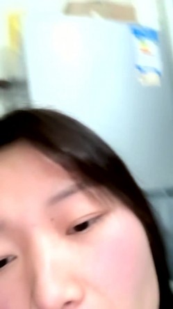 户外露出达人【御姐爱深喉】丝袜裸空从商场到图书馆再到超市裸空，周围人声鼎沸，玩得好刺激！ 截图10