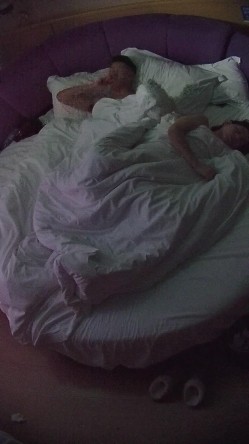 酒店偷拍白皙甜美女和纹身男友入住酒店三天吃饭日常啪啪 截图9