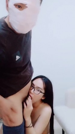 眼镜御姐会弹钢琴！初下海操逼秀，蹲在地上猛吸屌，翘起屁股后入，主动骑乘扭腰套弄 截图3