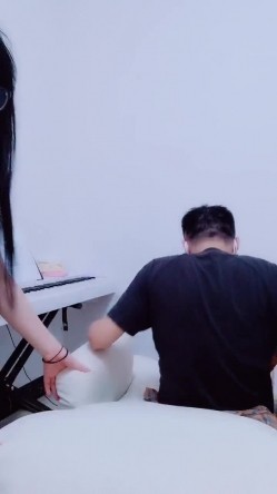 眼镜御姐会弹钢琴！初下海操逼秀，蹲在地上猛吸屌，翘起屁股后入，主动骑乘扭腰套弄 截图12