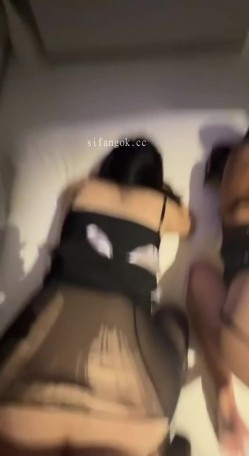 高颜值模特女友接受绿帽男友的4P要求，黑丝女仆交换互插 截图8