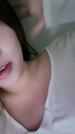 G奶校花~20小时~【小初恋】，清纯指数极高，年龄看着不大这对大奶子真是惊人 截图4
