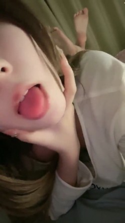 G奶校花~20小时~【小初恋】，清纯指数极高，年龄看着不大这对大奶子真是惊人 截图11