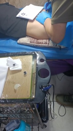 《贵在真实反差淫妻》顶级绿帽刷锅狠人，私密交流群东北夫妻淫乱群交内容曝光，商场户外超市露出3P野战相当开放 截图1