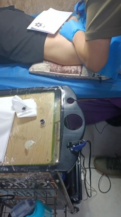 《贵在真实反差淫妻》顶级绿帽刷锅狠人，私密交流群东北夫妻淫乱群交内容曝光，商场户外超市露出3P野战相当开放 截图2