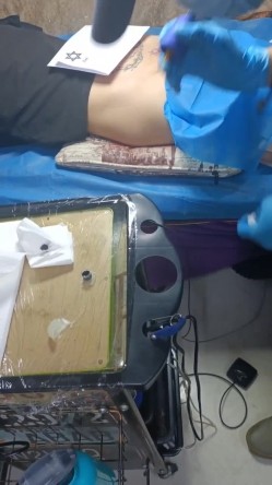 《贵在真实反差淫妻》顶级绿帽刷锅狠人，私密交流群东北夫妻淫乱群交内容曝光，商场户外超市露出3P野战相当开放 截图3
