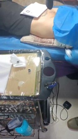 《贵在真实反差淫妻》顶级绿帽刷锅狠人，私密交流群东北夫妻淫乱群交内容曝光，商场户外超市露出3P野战相当开放 截图4