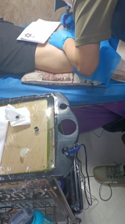 《贵在真实反差淫妻》顶级绿帽刷锅狠人，私密交流群东北夫妻淫乱群交内容曝光，商场户外超市露出3P野战相当开放 截图7