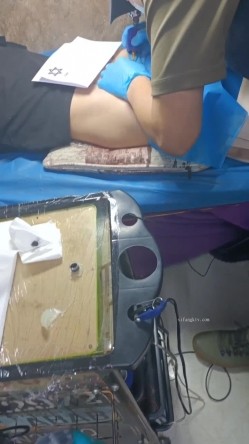 《贵在真实反差淫妻》顶级绿帽刷锅狠人，私密交流群东北夫妻淫乱群交内容曝光，商场户外超市露出3P野战相当开放 截图8