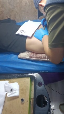 《贵在真实反差淫妻》顶级绿帽刷锅狠人，私密交流群东北夫妻淫乱群交内容曝光，商场户外超市露出3P野战相当开放 截图9
