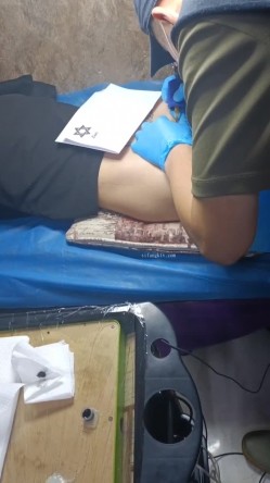 《贵在真实反差淫妻》顶级绿帽刷锅狠人，私密交流群东北夫妻淫乱群交内容曝光，商场户外超市露出3P野战相当开放 截图10