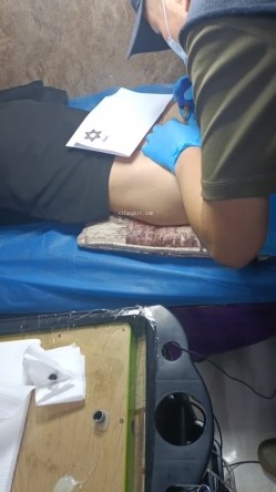 《贵在真实反差淫妻》顶级绿帽刷锅狠人，私密交流群东北夫妻淫乱群交内容曝光，商场户外超市露出3P野战相当开放 截图11