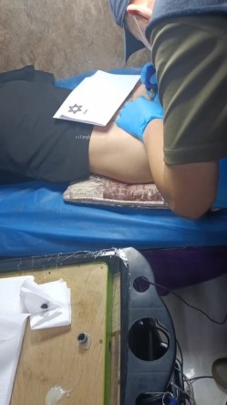 《贵在真实反差淫妻》顶级绿帽刷锅狠人，私密交流群东北夫妻淫乱群交内容曝光，商场户外超市露出3P野战相当开放 截图12