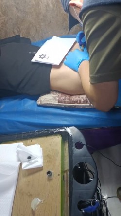 《贵在真实反差淫妻》顶级绿帽刷锅狠人，私密交流群东北夫妻淫乱群交内容曝光，商场户外超市露出3P野战相当开放 截图13