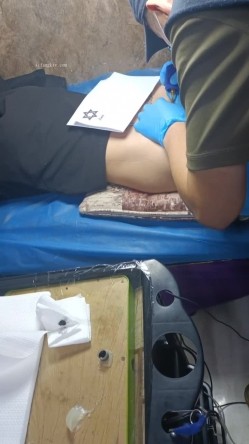 《贵在真实反差淫妻》顶级绿帽刷锅狠人，私密交流群东北夫妻淫乱群交内容曝光，商场户外超市露出3P野战相当开放 截图14