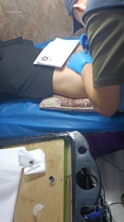 《贵在真实反差淫妻》顶级绿帽刷锅狠人，私密交流群东北夫妻淫乱群交内容曝光，商场户外超市露出3P野战相当开放 截图15