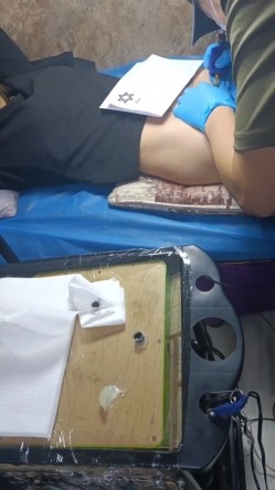 《贵在真实反差淫妻》顶级绿帽刷锅狠人，私密交流群东北夫妻淫乱群交内容曝光，商场户外超市露出3P野战相当开放 截图16