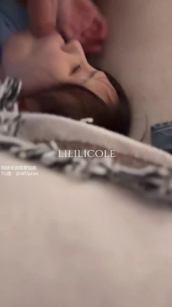 专泡良家大神『LILILICOLE』翘臀骚货一边穿着高跟黑丝一边女上摇摆，只需躺着据能享受全自动炮架服务 截图1