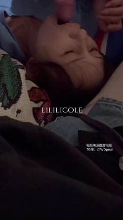 专泡良家大神『LILILICOLE』翘臀骚货一边穿着高跟黑丝一边女上摇摆，只需躺着据能享受全自动炮架服务 截图3