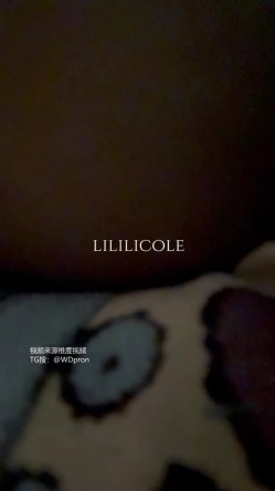 专泡良家大神『LILILICOLE』翘臀骚货一边穿着高跟黑丝一边女上摇摆，只需躺着据能享受全自动炮架服务 截图4
