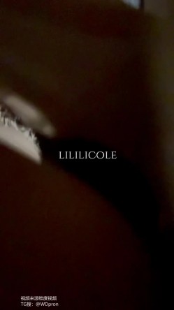 专泡良家大神『LILILICOLE』翘臀骚货一边穿着高跟黑丝一边女上摇摆，只需躺着据能享受全自动炮架服务 截图12