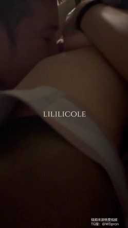 专泡良家大神『LILILICOLE』翘臀骚货一边穿着高跟黑丝一边女上摇摆，只需躺着据能享受全自动炮架服务 截图13
