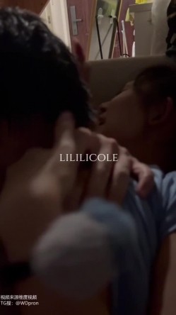 专泡良家大神『LILILICOLE』翘臀骚货一边穿着高跟黑丝一边女上摇摆，只需躺着据能享受全自动炮架服务 截图15