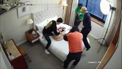 黑客破解网络摄像头 ️意外偷拍到色情杂质拍摄现场美女搔首弄姿拍摄结束后男演员贴心地帮她穿上衣服 截图16