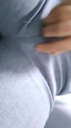 超市老板娘，【北冥有鱼】，背对着顾客在店里玩跳蛋，喷水太多，首次无套啪啪，被颜射，床单湿了一大片 截图3