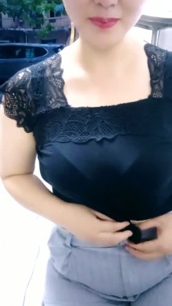 超市老板娘，【北冥有鱼】，背对着顾客在店里玩跳蛋，喷水太多，首次无套啪啪，被颜射，床单湿了一大片 截图4