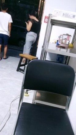 超市老板娘，【北冥有鱼】，背对着顾客在店里玩跳蛋，喷水太多，首次无套啪啪，被颜射，床单湿了一大片 截图5
