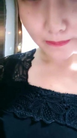 超市老板娘，【北冥有鱼】，背对着顾客在店里玩跳蛋，喷水太多，首次无套啪啪，被颜射，床单湿了一大片 截图7