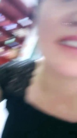 超市老板娘，【北冥有鱼】，背对着顾客在店里玩跳蛋，喷水太多，首次无套啪啪，被颜射，床单湿了一大片 截图8