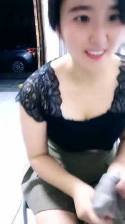 超市老板娘，【北冥有鱼】，背对着顾客在店里玩跳蛋，喷水太多，首次无套啪啪，被颜射，床单湿了一大片 截图15