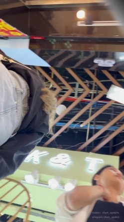 「KFC原创CD」 可爱系小姐姐等闺蜜，短裙粉色蕾丝内清晰- 截图2
