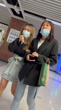 「KFC原创CD」 可爱系小姐姐等闺蜜，短裙粉色蕾丝内清晰- 截图16