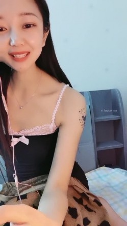 这是个神仙级别的美女，抖音小网红，十几万粉丝【甜心小西柚】清纯邻家乖乖风舞蹈专业养成的好身材，菊花小穴粉嘟嘟惹人爱 截图1