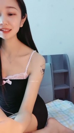 这是个神仙级别的美女，抖音小网红，十几万粉丝【甜心小西柚】清纯邻家乖乖风舞蹈专业养成的好身材，菊花小穴粉嘟嘟惹人爱 截图3