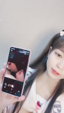 绝对的女神【闪闪】真的太纯了~看一眼就想射~极品啊，展示自己的小视频，白臀美腿玉足，小仙女真是漂亮死了 截图1