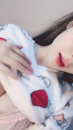 绝对的女神【闪闪】真的太纯了~看一眼就想射~极品啊，展示自己的小视频，白臀美腿玉足，小仙女真是漂亮死了 截图5