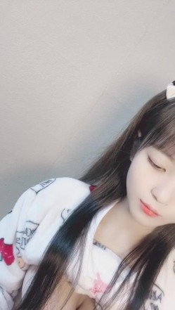 绝对的女神【闪闪】真的太纯了~看一眼就想射~极品啊，展示自己的小视频，白臀美腿玉足，小仙女真是漂亮死了 截图6