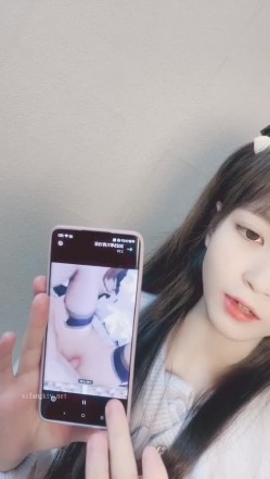 绝对的女神【闪闪】真的太纯了~看一眼就想射~极品啊，展示自己的小视频，白臀美腿玉足，小仙女真是漂亮死了 截图11