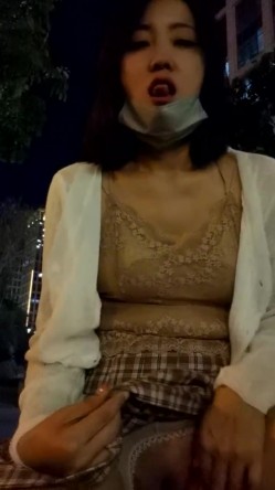 良家人妻的淫荡私生活，20小时，【放肆的水娃】，家人面前真空跳蛋下厨做饭，当场喷水，拖把都来不及拖，随时随地干 截图4