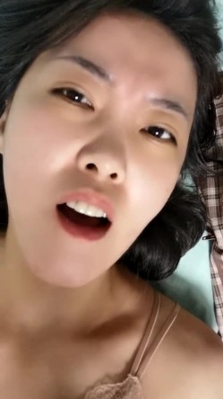 良家人妻的淫荡私生活，20小时，【放肆的水娃】，家人面前真空跳蛋下厨做饭，当场喷水，拖把都来不及拖，随时随地干 截图6