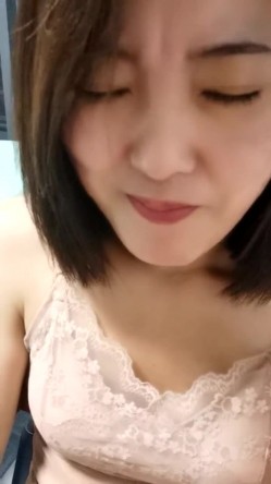 良家人妻的淫荡私生活，20小时，【放肆的水娃】，家人面前真空跳蛋下厨做饭，当场喷水，拖把都来不及拖，随时随地干 截图7