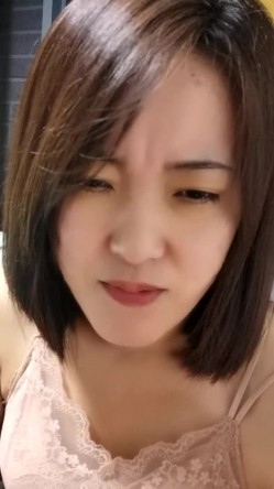 良家人妻的淫荡私生活，20小时，【放肆的水娃】，家人面前真空跳蛋下厨做饭，当场喷水，拖把都来不及拖，随时随地干 截图8