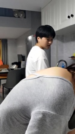 良家人妻的淫荡私生活，20小时，【放肆的水娃】，家人面前真空跳蛋下厨做饭，当场喷水，拖把都来不及拖，随时随地干 截图9